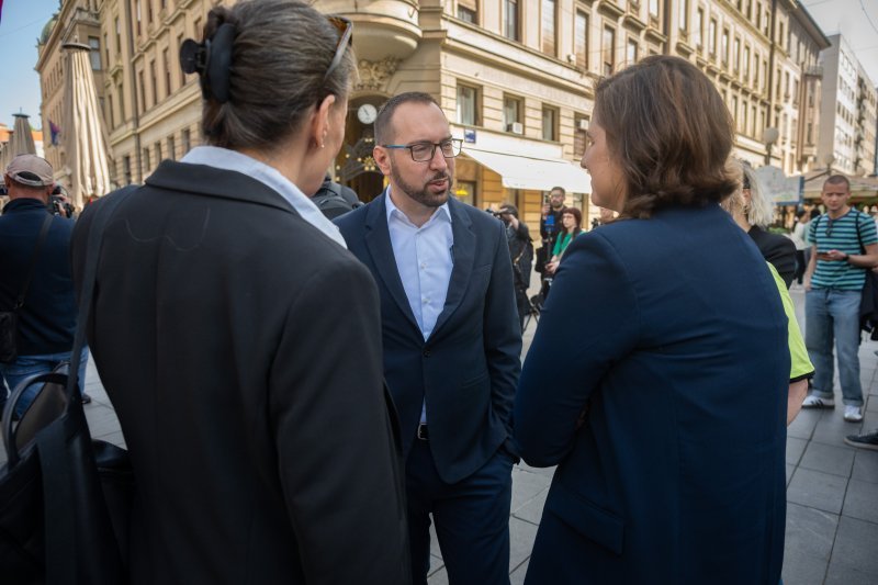 Ivana Kekin s građanima u centru Zagreba