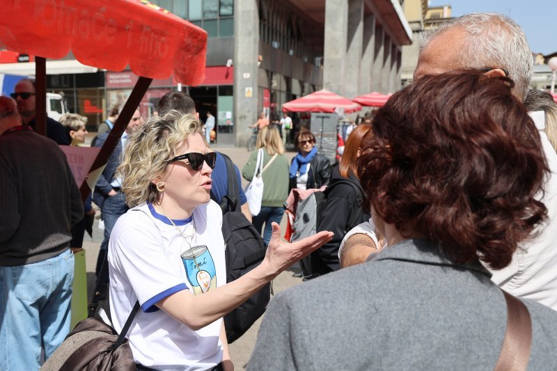 Ivana Kekin s građanima u centru Zagreba
