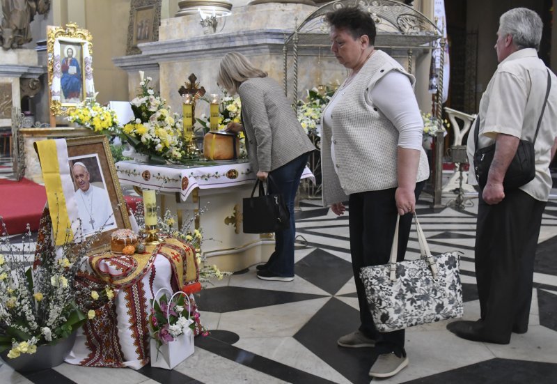 Vjernici diljem svijeta opraštaju se od Pape