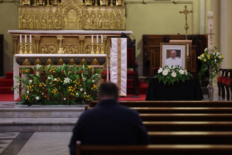 Vjernici diljem svijeta opraštaju se od Pape
