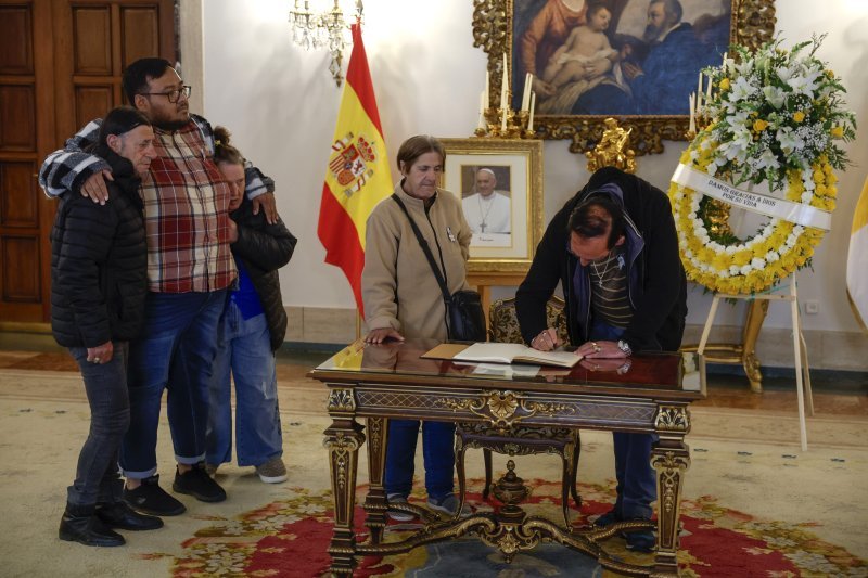 Vjernici diljem svijeta opraštaju se od Pape