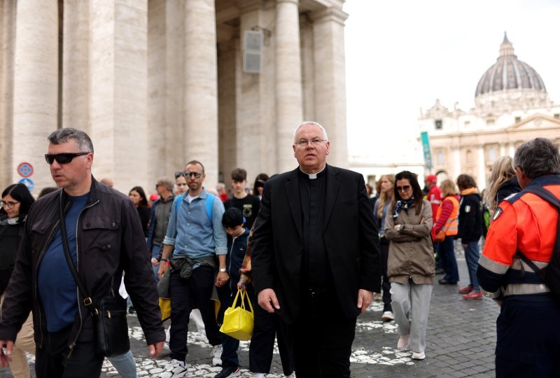 Trg sv. Petra pun vjernika koji čekaju u redu kako bi se poklonili papi Franji
