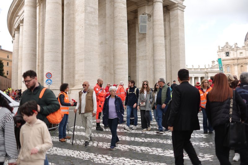 Trg sv. Petra pun vjernika koji čekaju u redu kako bi se poklonili papi Franji