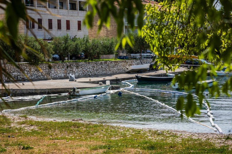 Onečišćenje mora na Hvaru