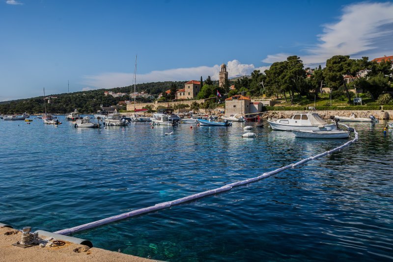 Onečišćenje mora na Hvaru