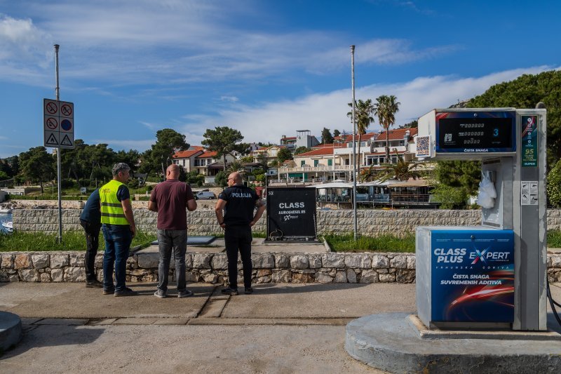 Onečišćenje mora na Hvaru