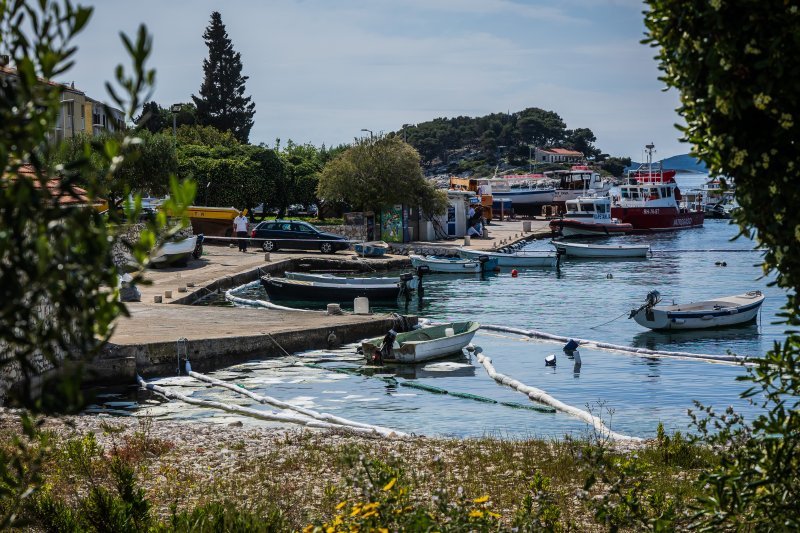 Onečišćenje mora na Hvaru
