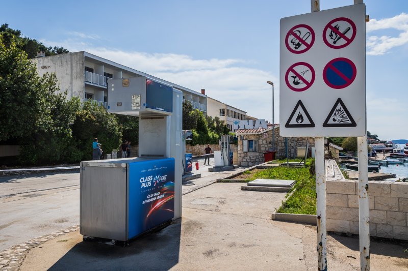 Onečišćenje mora na Hvaru