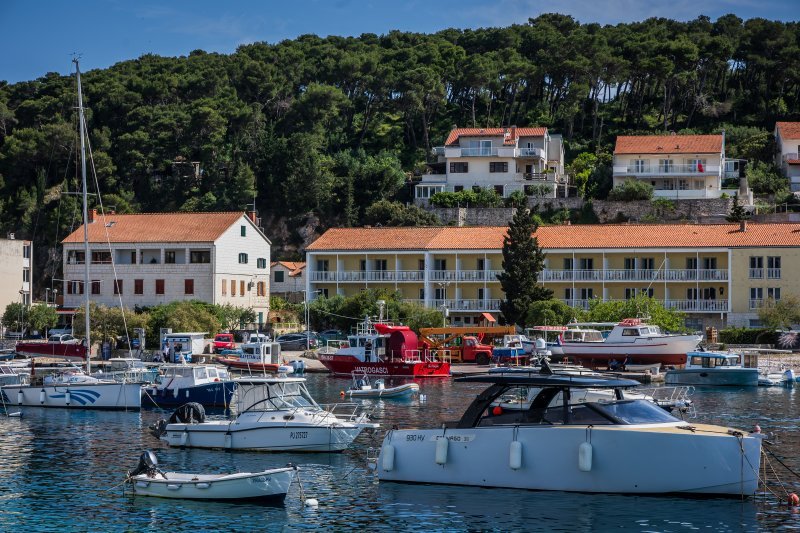 Onečišćenje mora na Hvaru