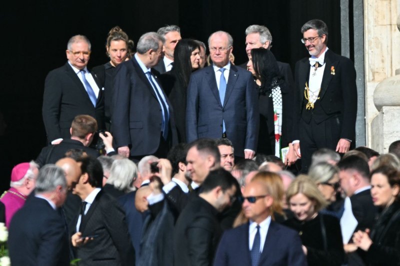 Carl XVI. Gustaf (u sredini)