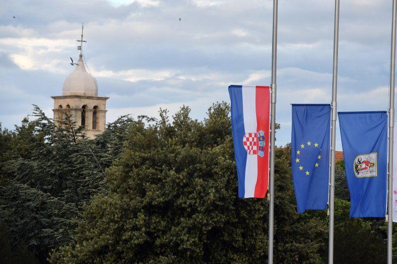 Zastave na pola koplja u Šibeniku