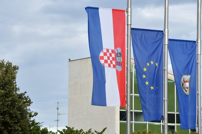 Zastave na pola koplja u Šibeniku