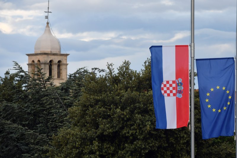 Zastave na pola koplja u Šibeniku