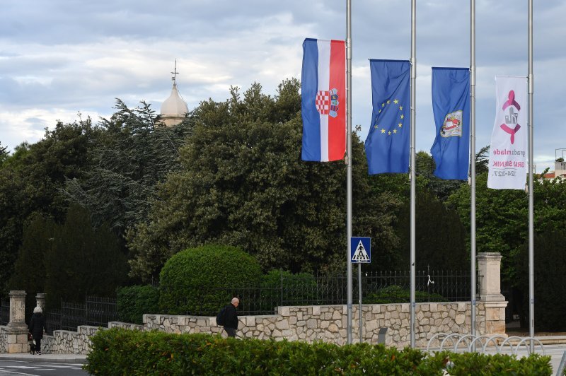Zastave na pola koplja u Šibeniku