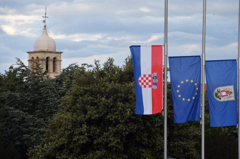 Zastave na pola koplja u Šibeniku