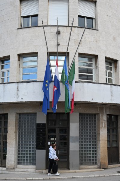 Zastave na pola koplja u Puli