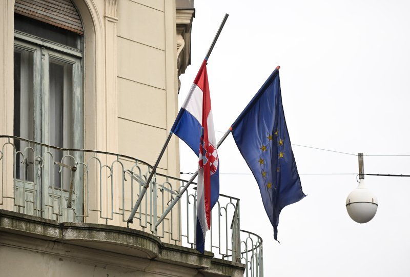 Zastave na pola koplja u Zagrebu
