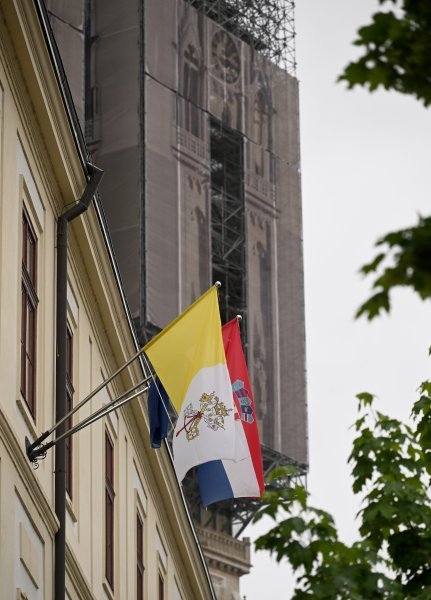 Zastave na pola koplja u Zagrebu