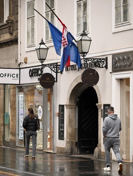 Zastave na pola koplja u Zagrebu