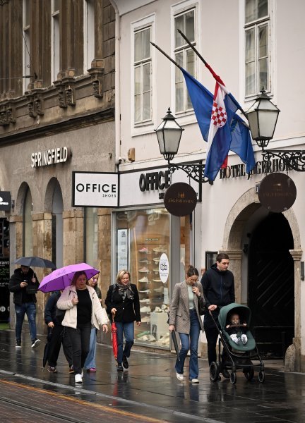 Zastave na pola koplja u Zagrebu