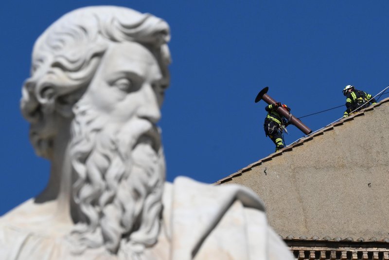 Vatikanski radnici postavili dimnjak