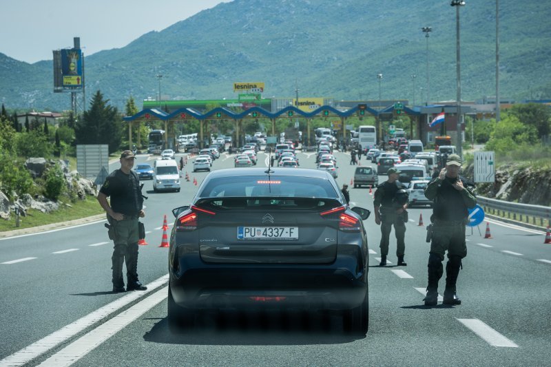 Policijska vozila na naplatnim postajama pri ulasku u Split dočekuju navijače