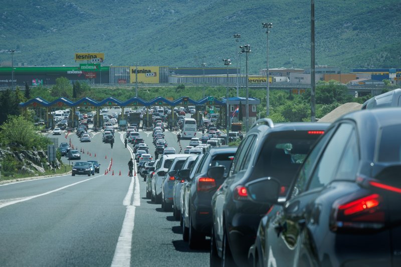 Policijska vozila na naplatnim postajama pri ulasku u Split dočekuju navijače