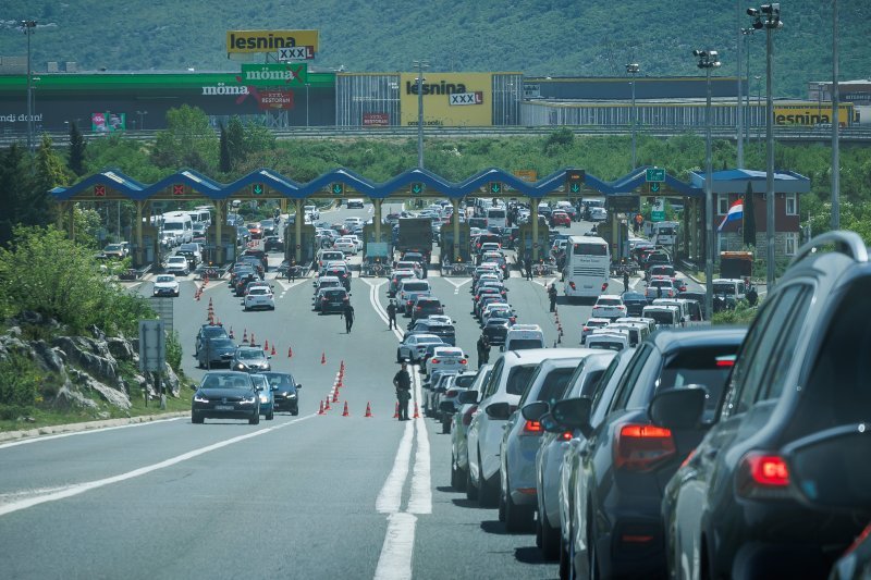 Policijska vozila na naplatnim postajama pri ulasku u Split dočekuju navijače