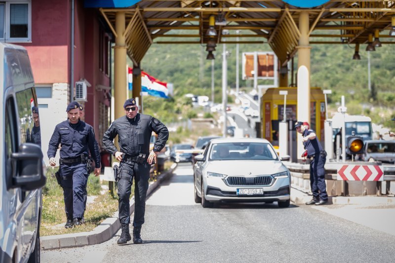 Policijska vozila na naplatnim postajama pri ulasku u Split dočekuju navijače