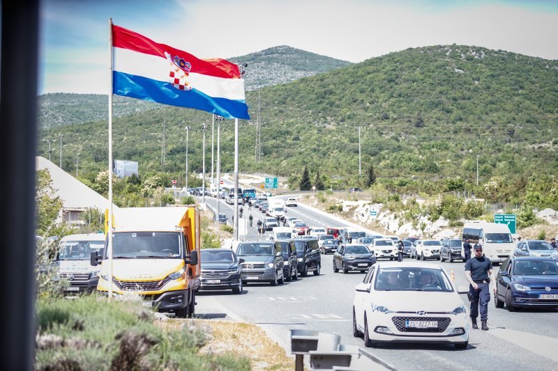 Policijska vozila na naplatnim postajama pri ulasku u Split dočekuju navijače
