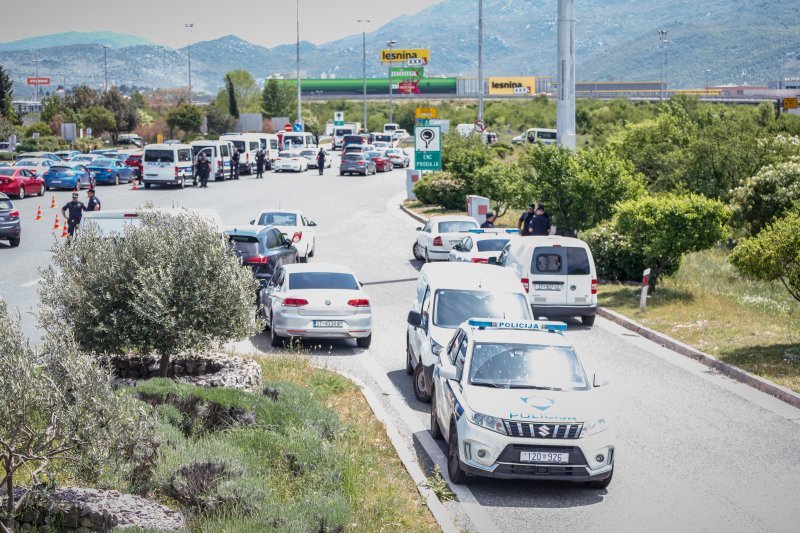 Policijska vozila na naplatnim postajama pri ulasku u Split dočekuju navijače