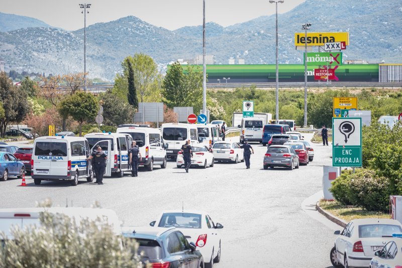 Policijska vozila na naplatnim postajama pri ulasku u Split dočekuju navijače