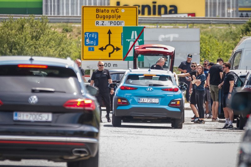 Policijska vozila na naplatnim postajama pri ulasku u Split dočekuju navijače