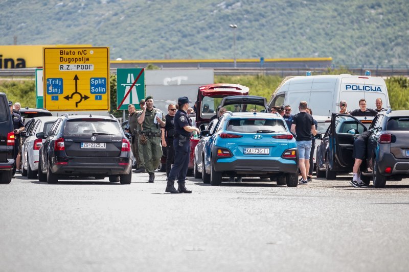 Policijska vozila na naplatnim postajama pri ulasku u Split dočekuju navijače