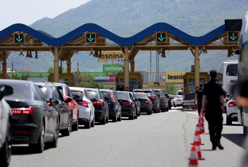 Policijska vozila na naplatnim postajama pri ulasku u Split dočekuju navijače