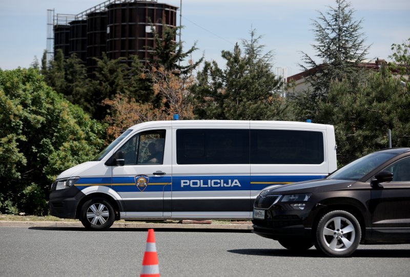 Policijska vozila na naplatnim postajama pri ulasku u Split dočekuju navijače