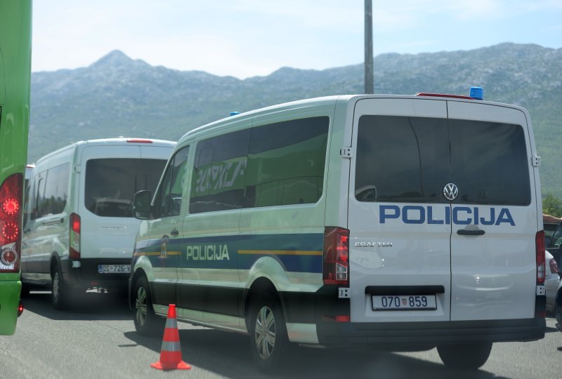 Policijska vozila na naplatnim postajama pri ulasku u Split dočekuju navijače