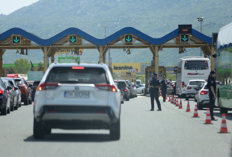 Policijska vozila na naplatnim postajama pri ulasku u Split dočekuju navijače