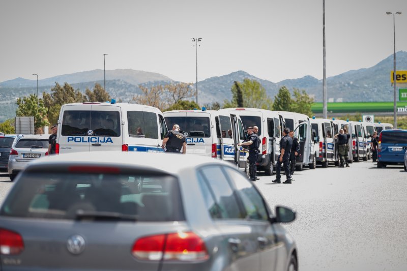 Policijska vozila na naplatnim postajama pri ulasku u Split dočekuju navijače