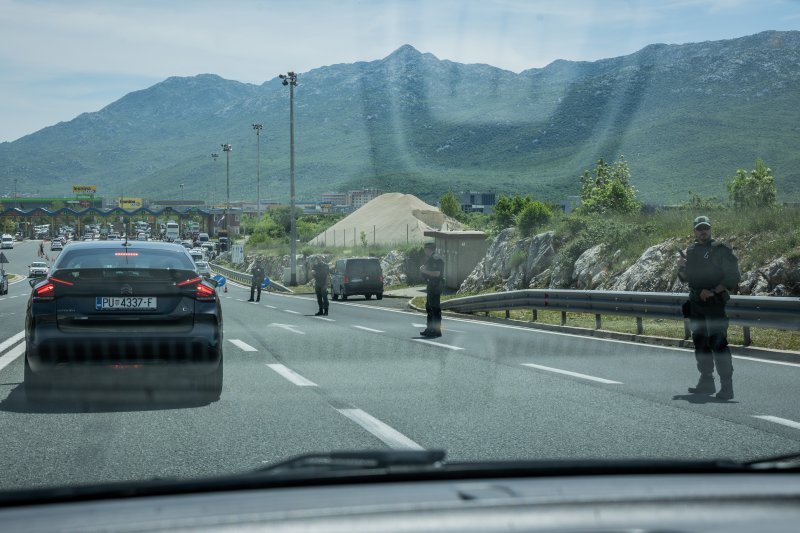Policijska vozila na naplatnim postajama pri ulasku u Split dočekuju navijače