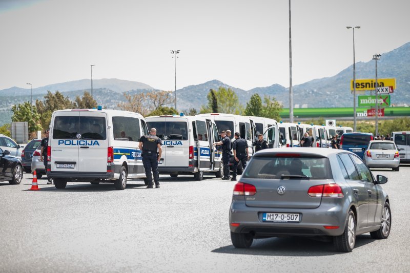 Policijska vozila na naplatnim postajama pri ulasku u Split dočekuju navijače
