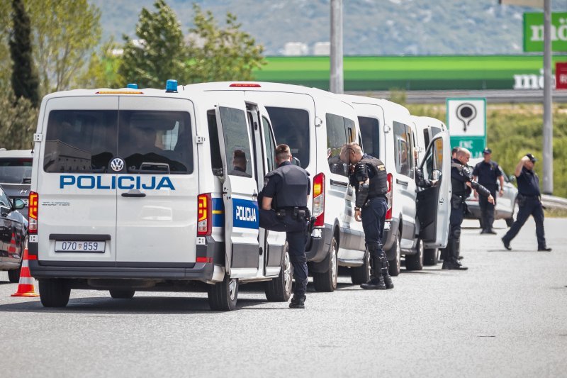 Policijska vozila na naplatnim postajama pri ulasku u Split dočekuju navijače
