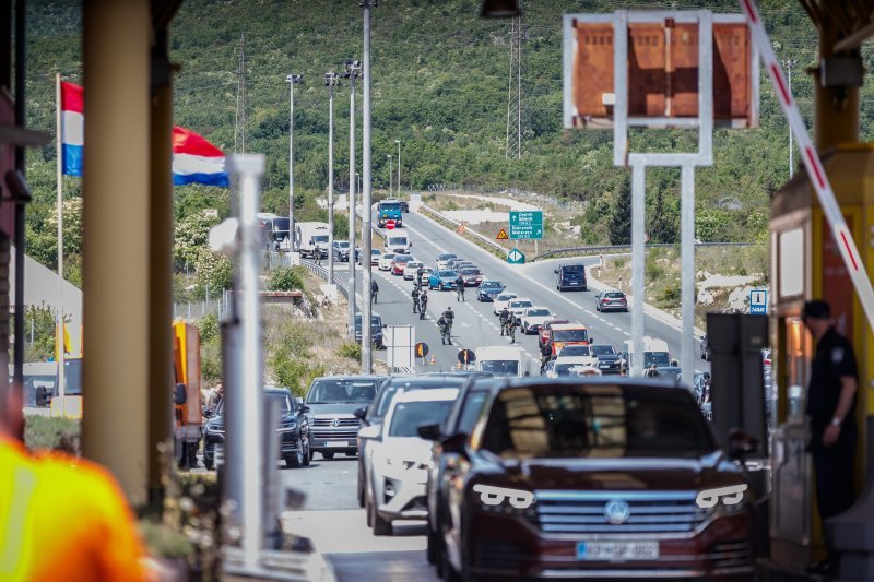 Policijska vozila na naplatnim postajama pri ulasku u Split dočekuju navijače
