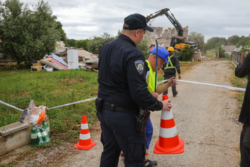 Rušenje bespravne gradnje u općini Ližnjan
