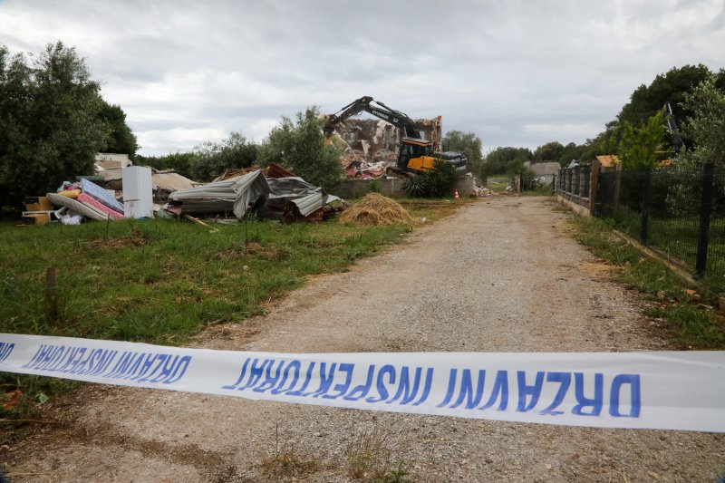 Rušenje bespravne gradnje u općini Ližnjan