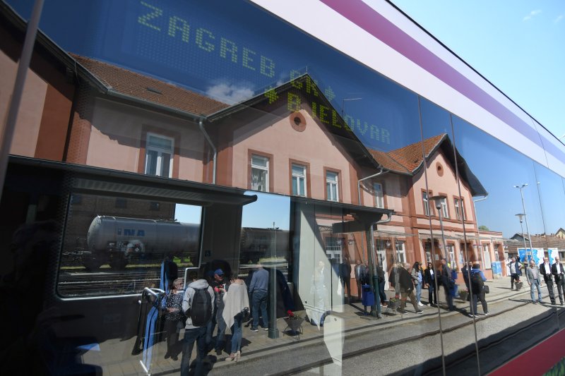 Prvi elektrobaterijski vlak