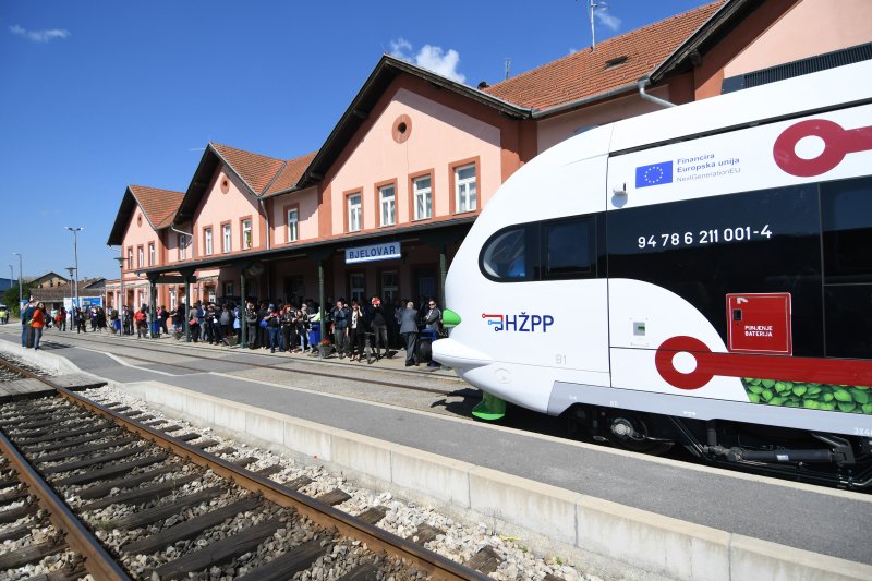 Prvi elektrobaterijski vlak