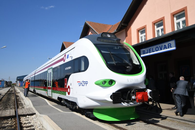 Prvi elektrobaterijski vlak