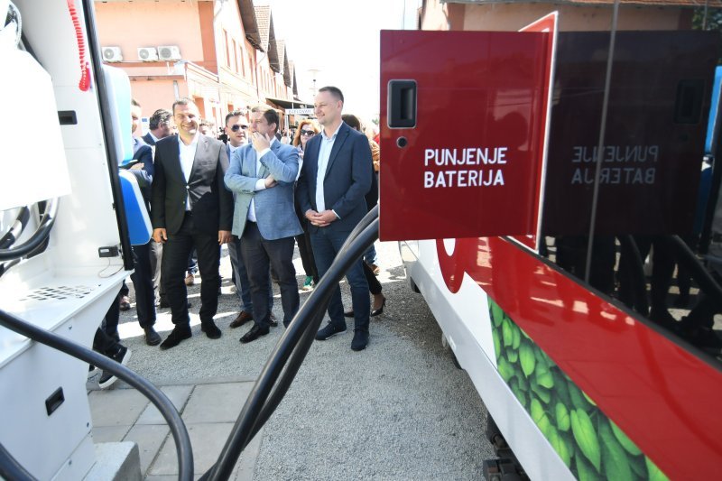 Prvi elektrobaterijski vlak