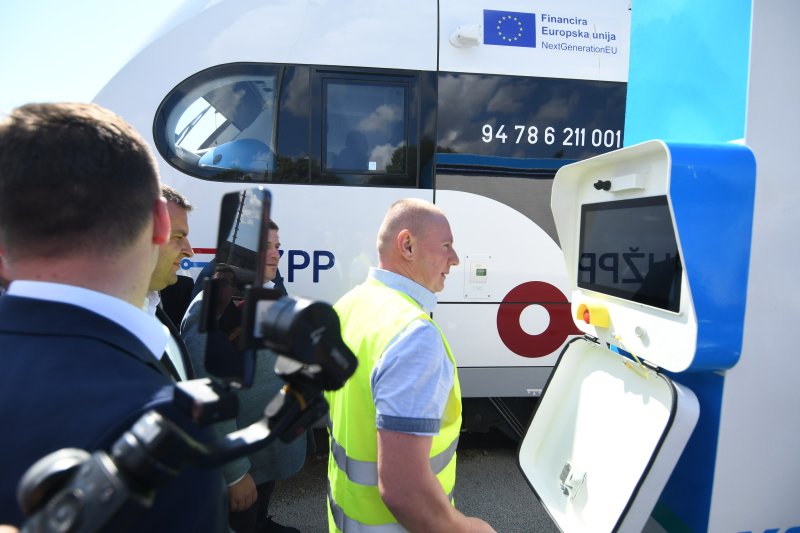 Prvi elektrobaterijski vlak